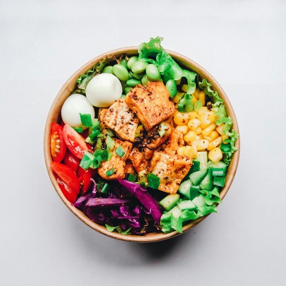 Fresh salad bowl with avocado, steady blood sugar and lasting energy