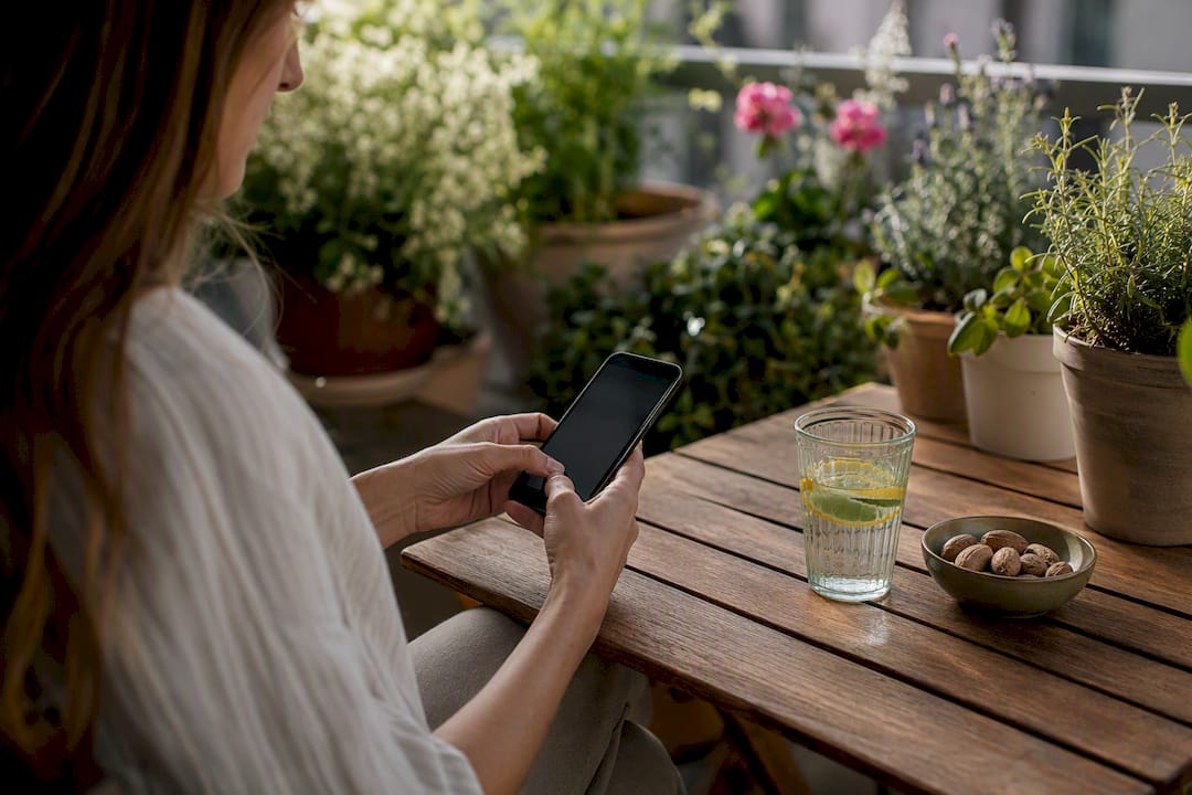 Hands texting message to resist cravings